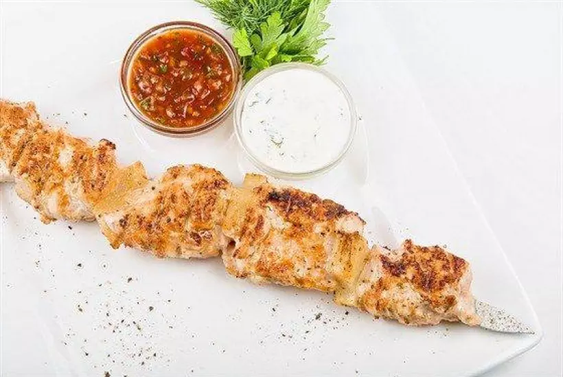 Готовим Мясо Шашлыки из маринованной курицы и лука с соусом барбекю
