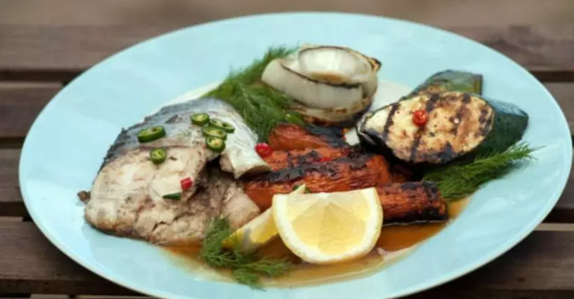 Готовим Рыба Стейки из толстолобика с печеной морковью и овощами гриль