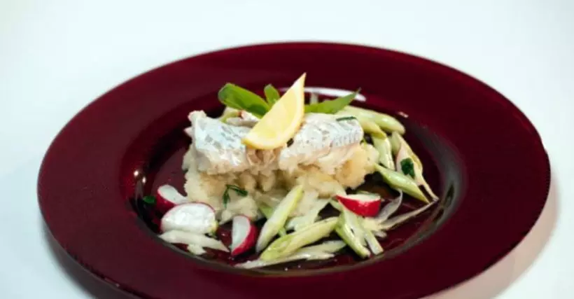 Готовим Рыба Треска с пюре из сельдерея и легким салатом