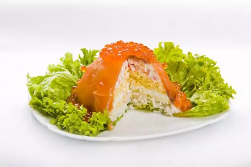 Готовим Праздники Новогодний салат с лососем и икрой