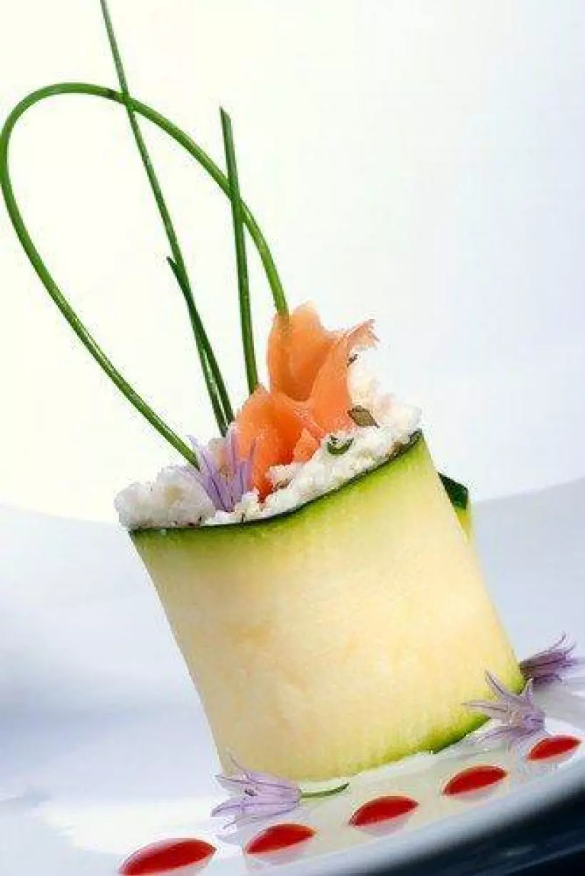 Готовим Закуски Суши из цукини с лососем и укропным соусом
