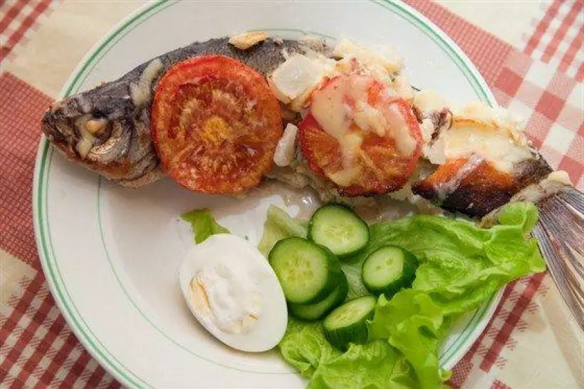 Готовим Рыба Треска, запеченная с сыром и помидорами