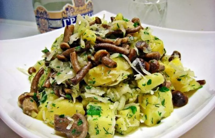 Готовим Вегетарианские Закусочный салат с квашеной капустой, картофелем и грибами