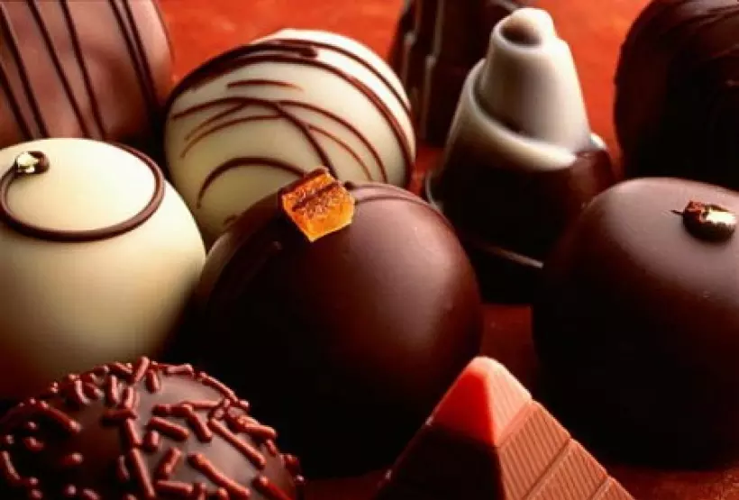 Шоколадные батончики и различные конфеты