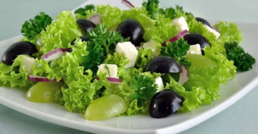 Готовим Салаты Зеленый салат с сыром и виноградом