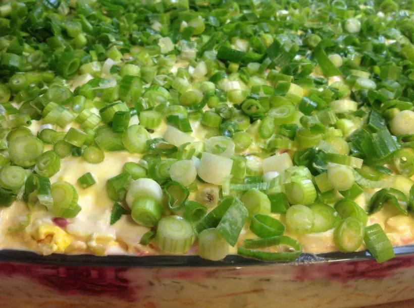 Готовим Салаты Слоеный овощной салат с солеными огурцами