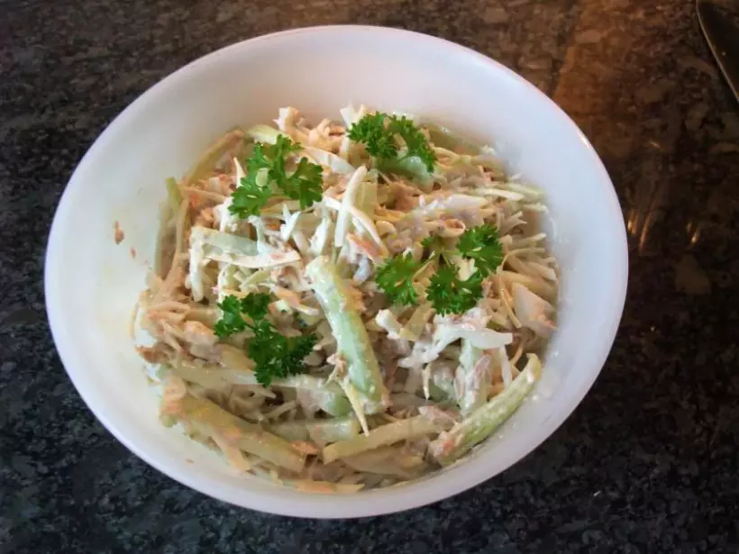 Готовим Салаты Как приготовить салат с тунцом консервированным огурцом и капустой