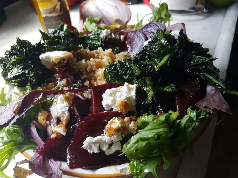 Готовим Салаты Зеленый салат со свеклой, белым сыром, киноа и чипсами из капусты кейл