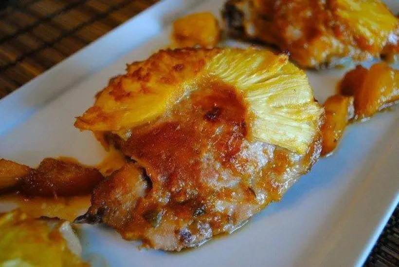 Готовим Мясо Ароматная курица, запеченая с ананасом и картофелем