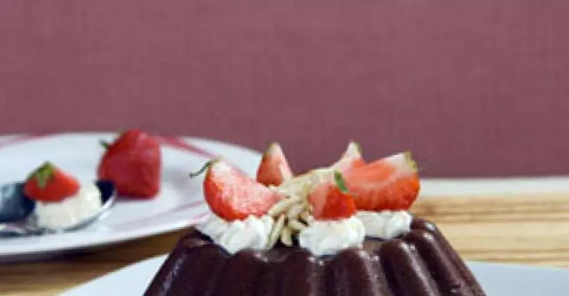Готовим Десерты Шоколадный пудинг с клубникой