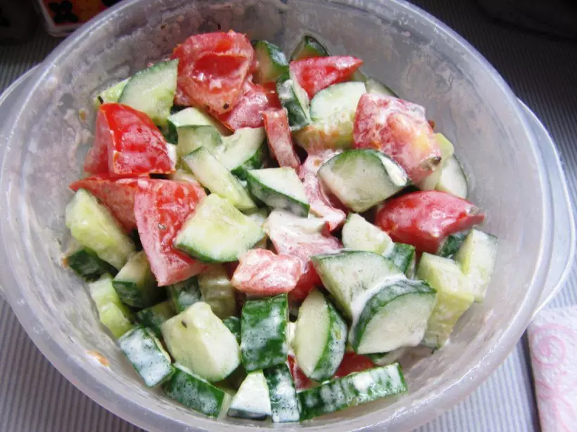 Готовим Салаты Овощной салат со сметаной и зеленью