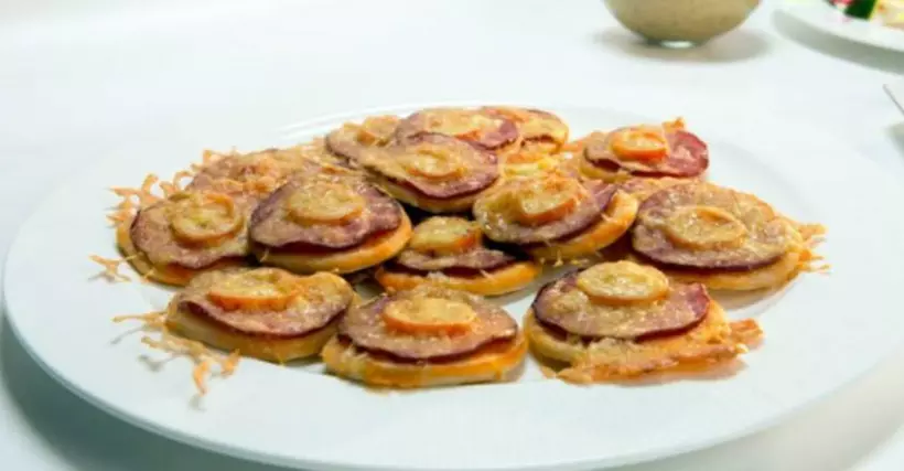Готовим Выпечка Мини-пицца с салями и томатами черри