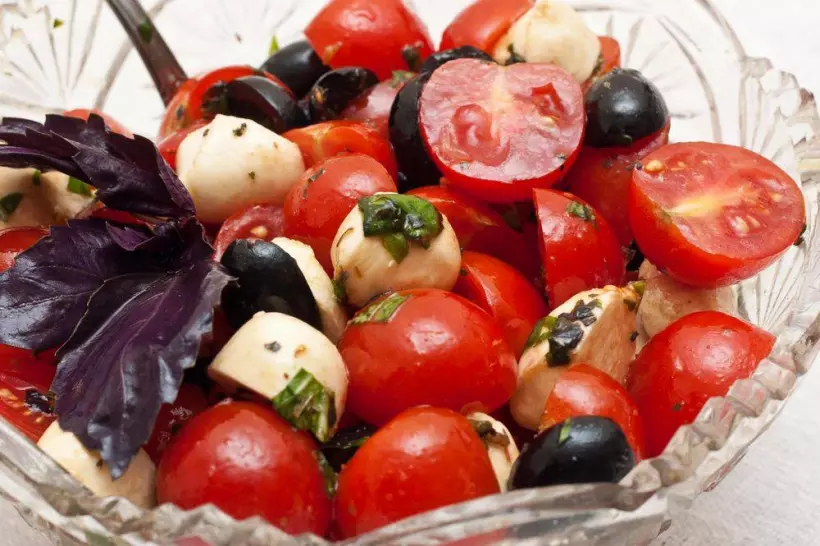 Готовим Салаты Салат с томатами черри, моцареллой и маслинами