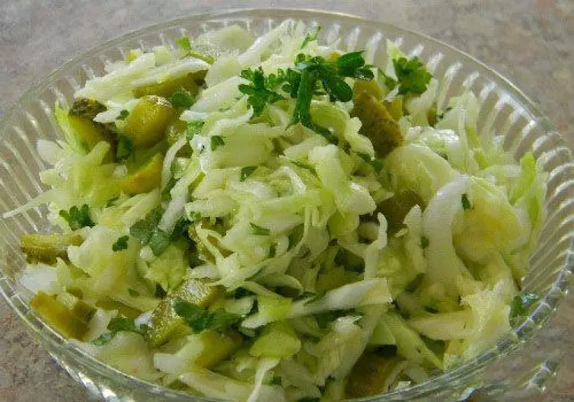 Готовим Вегетарианские Салат из свежей капусты и соленых огурцов