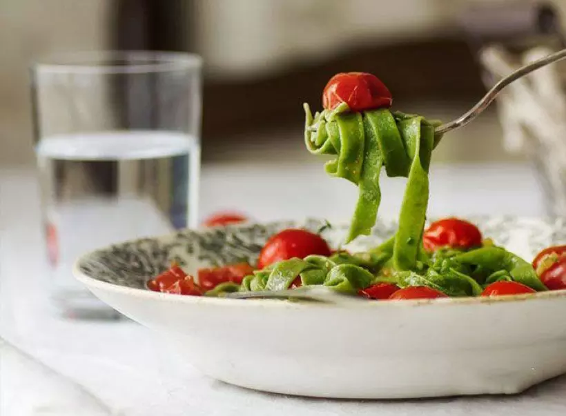 Готовим Вегетарианские Домашняя паста со шпинатом и томатами