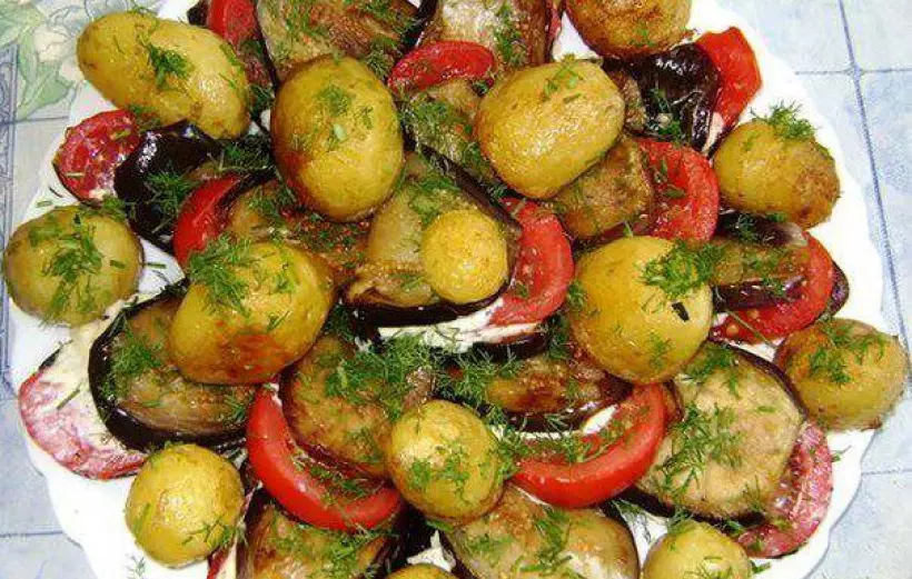 Готовим Закуски Молодой картофель с овощами