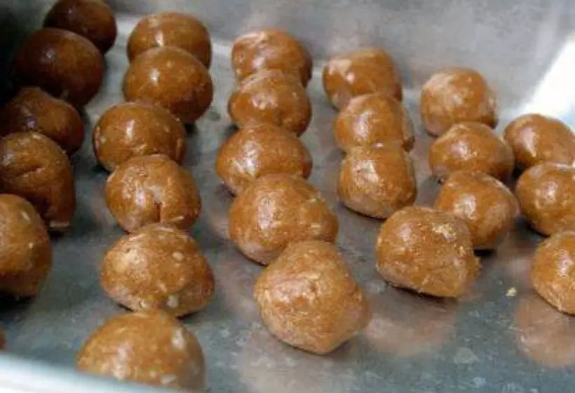 Готовим Десерты Сладкие шарики из арахисового масла и мёда