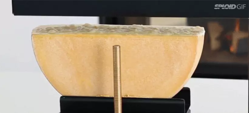 Такой способ для плавления сыра называется Раклетт