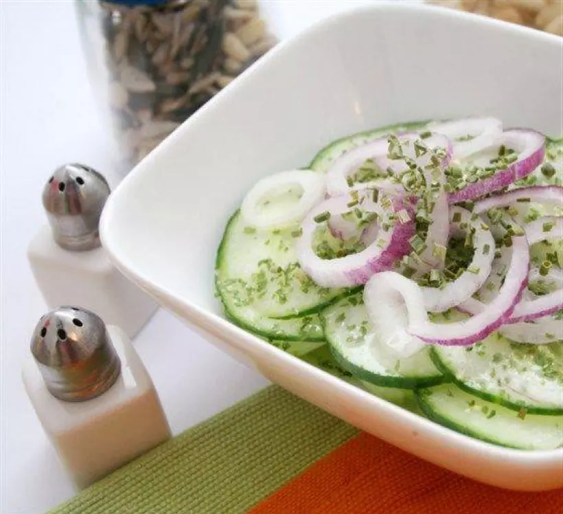 Готовим Салаты Огуречный салат с красным луком, укропом и сметаной по‑гречески