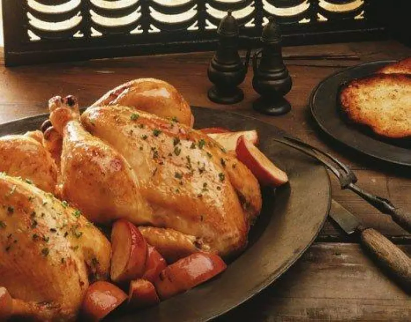 Готовим Мясо Золотистая курица с яблоками, луком и шалфеем