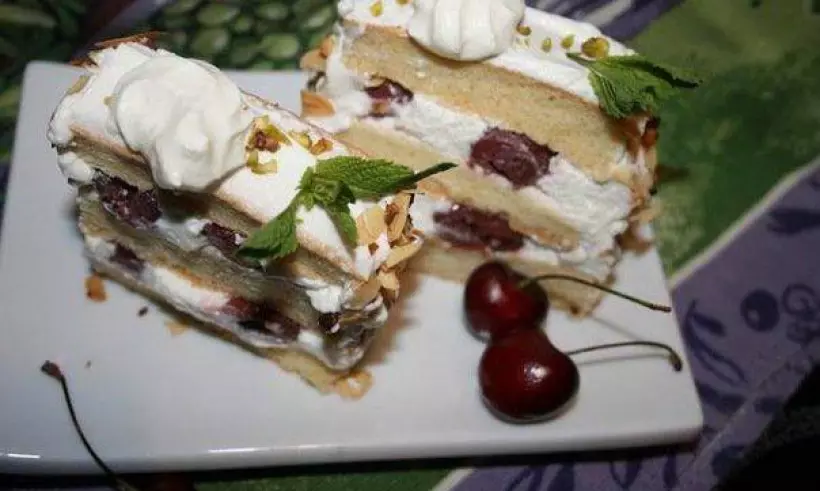Готовим Десерты Бисквитные пирожные с вишней