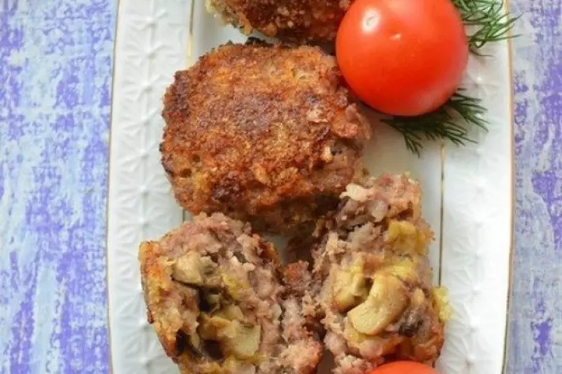 Готовим Мясо Котлеты с сырно-грибной начинкой в духовке