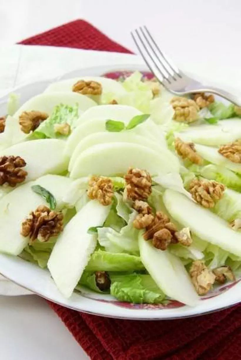 Готовим Салаты Зеленый салат с яблоками и орехами