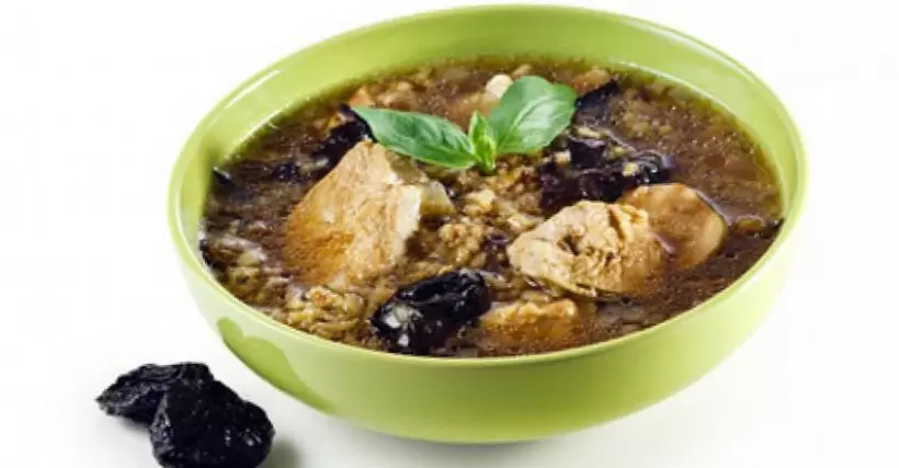 Готовим Супы Куриный суп с рисом и черносливом
