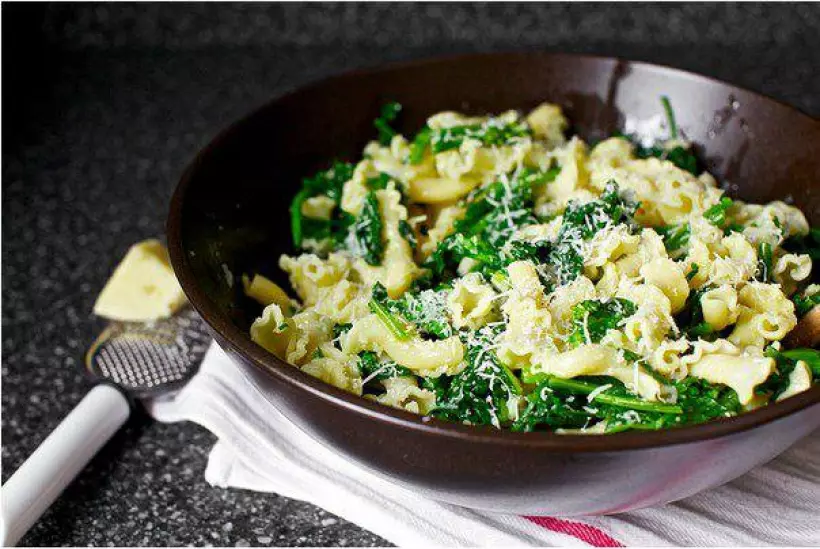 Макароны с сыром и сметаной на сковороде. Pasta with Broccoli Rabe. Broccoli Raab. Паста с брокколи и сыром. Макароны с зеленью.