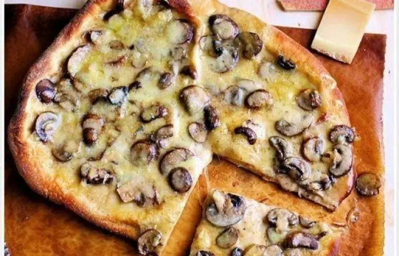 Готовим Выпечка Пицца с сыром и грибами