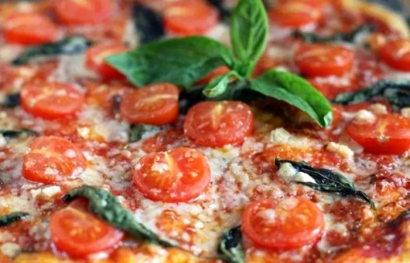 Готовим Выпечка Пицца с базиликом и помидорами черри