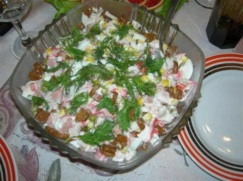 Готовим Салаты Салат с сухариками и колбасками