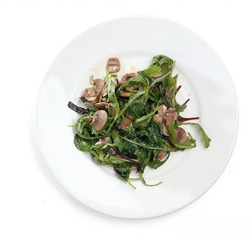 Готовим Салаты Жареные салатные листья из смеси «Афиша–Еда» с шампиньонами