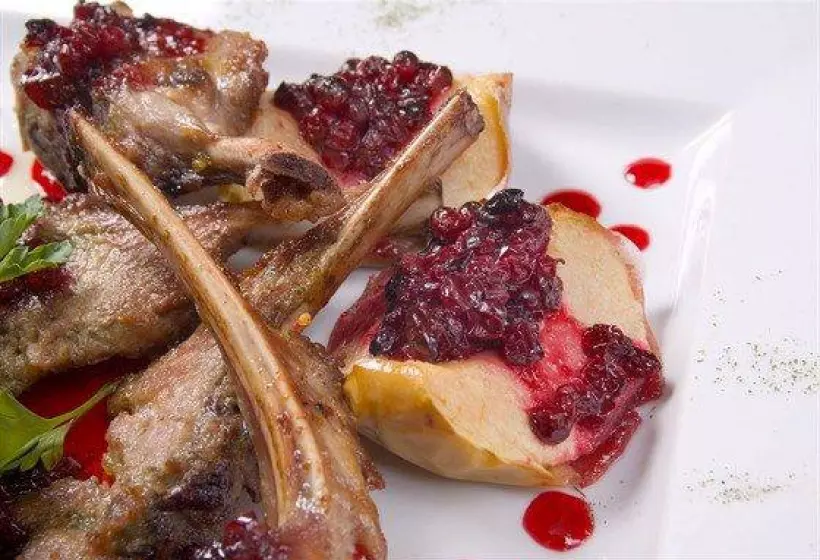 Готовим Мясо Ребрышки ягненка с клюквенным чатни и клюквенно-винным соусом