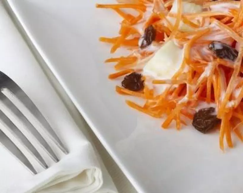 Готовим Салаты Морковный салат с изюмом и грецкими орехами