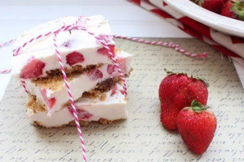 Готовим Десерты Замороженный чизкейк с клубникой