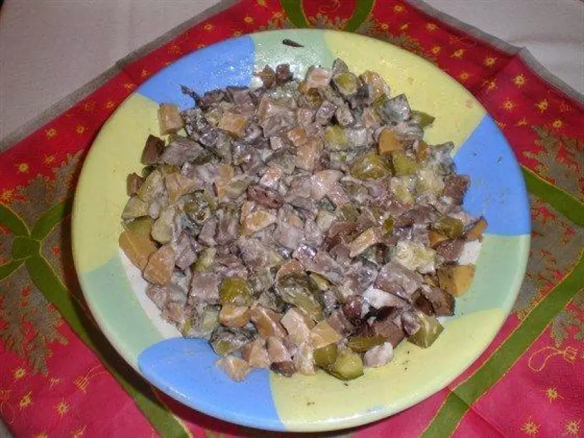 Готовим Салаты Мясной салат с грибами и маринованными огурцами