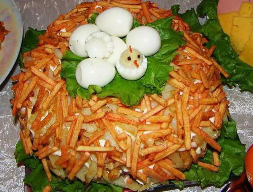 Готовим Салаты Салат гнездо глухаря с перепелиными яйцами и курицей