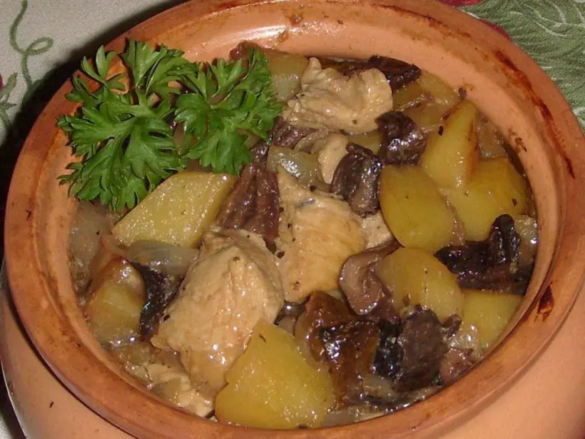 Готовим Мясо Курица с сушеными грибами и картошкой в горшочке