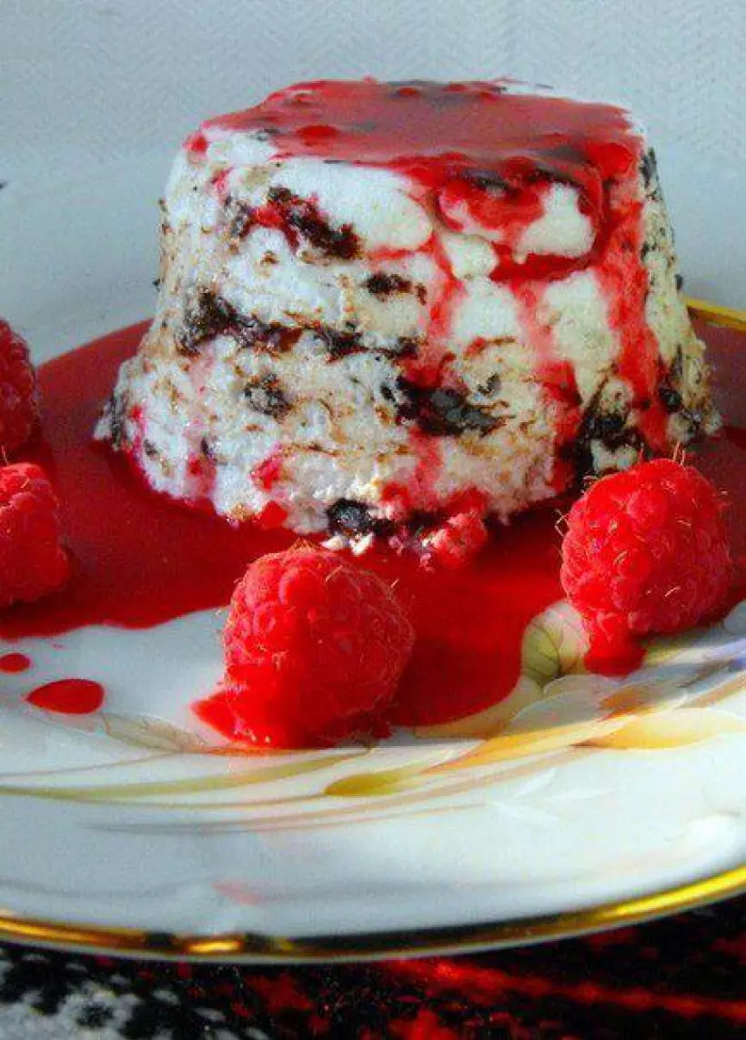 Готовим Десерты Меренги с шоколадом и ягодным соусом