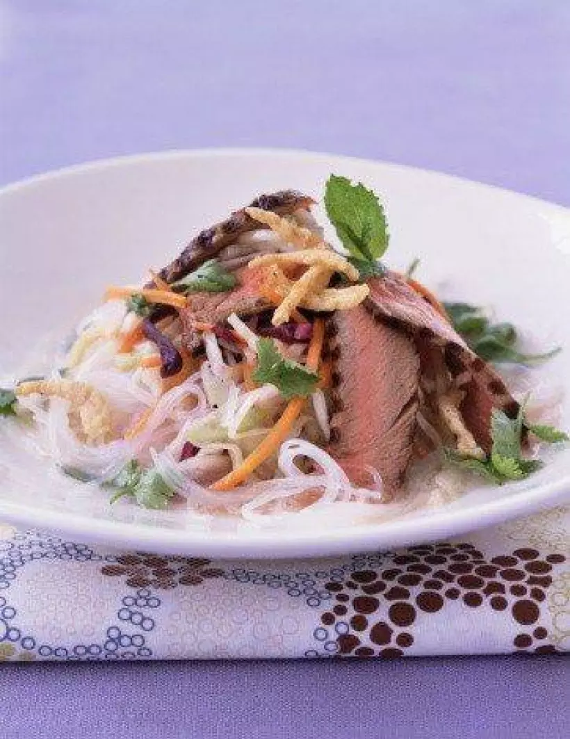 Готовим Мясо Тайский салат с рисовой лапшой и говядиной