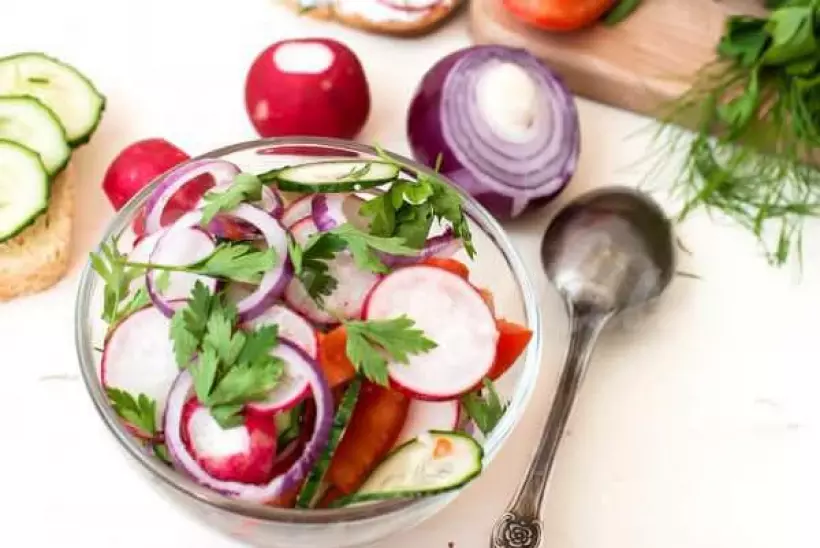 Готовим Салаты Весенний салат из редиса, огурцов и помидоров
