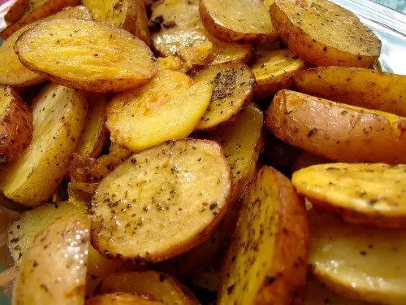 Готовим Закуски Жареный молодой картофель с чесноком и зеленью