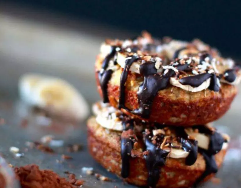 Готовим Десерты Бананово-шоколадные пончики с кокосом