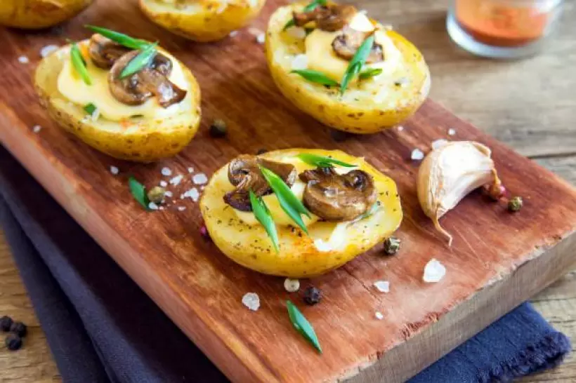 Готовим Закуски Фаршированный картофель с грибами и сыром