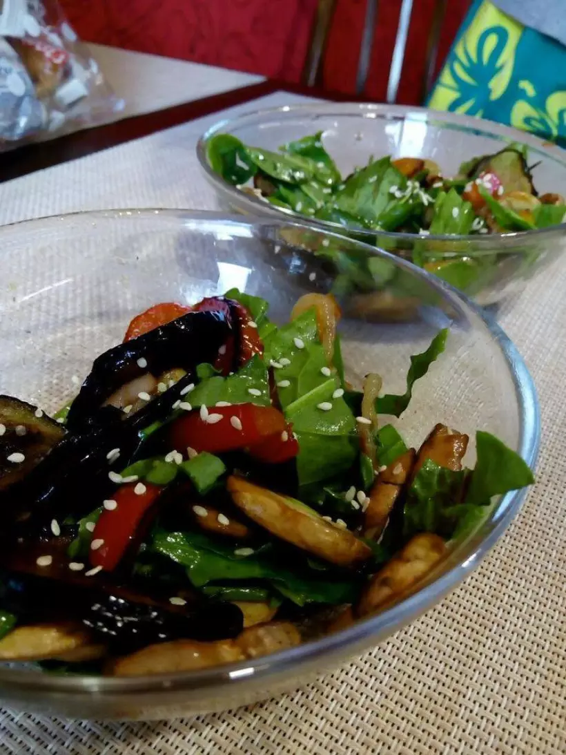 Готовим Салаты Теплый овощной салат с щавелем