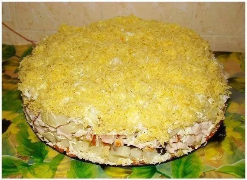 Готовим Салаты Cлоеный салат с копченной курицей, черносливом и сыром