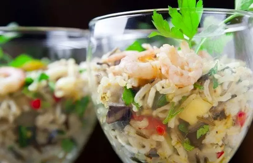Готовим Салаты Теплый салат с рисом, овощами и креветками
