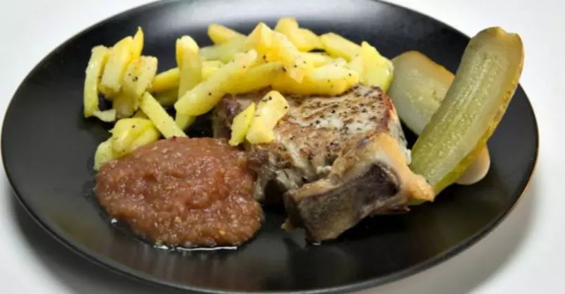 Готовим Мясо Свинина на косточке с картофелем фри и томатным соусом