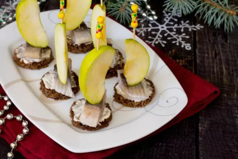 Готовим Праздники Блюда на Новый год: Канапе с яблоком и сельдью